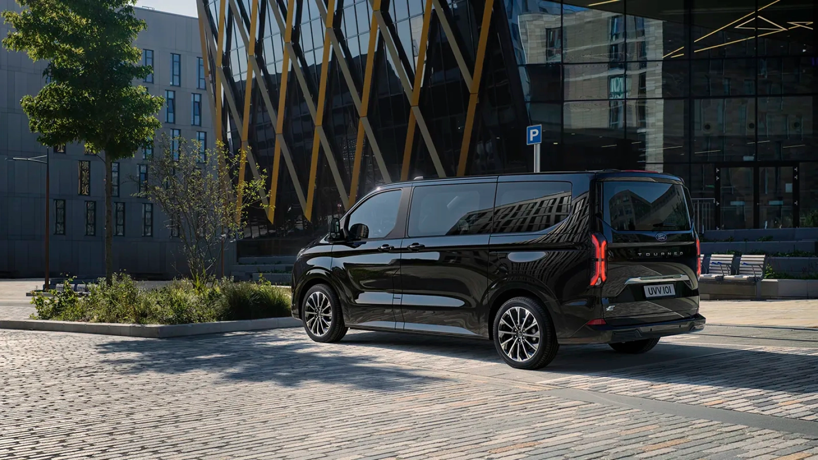 Yeni Ford E-Tourneo Custom