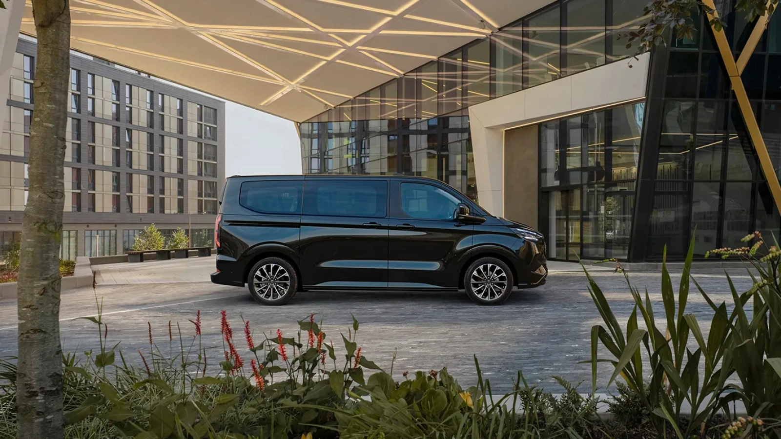 Yeni Ford E-Tourneo Custom